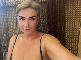 Alter: 42 / Löwe - Alter: 165 / mollig - Geschlecht: weiblich - Ausrichtung: heterosexuell - Haare: blond / sehr kurz - Piercing: keins - bewebmaster-Alter: C - Hautfarbe: weiss - Augen: blau - Rasur: teilrasiert